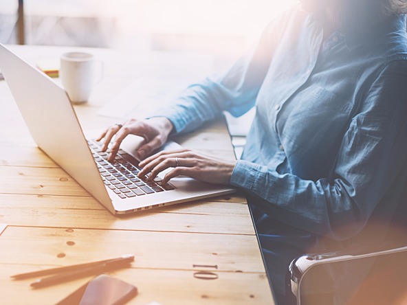 Online laptop woman_crop